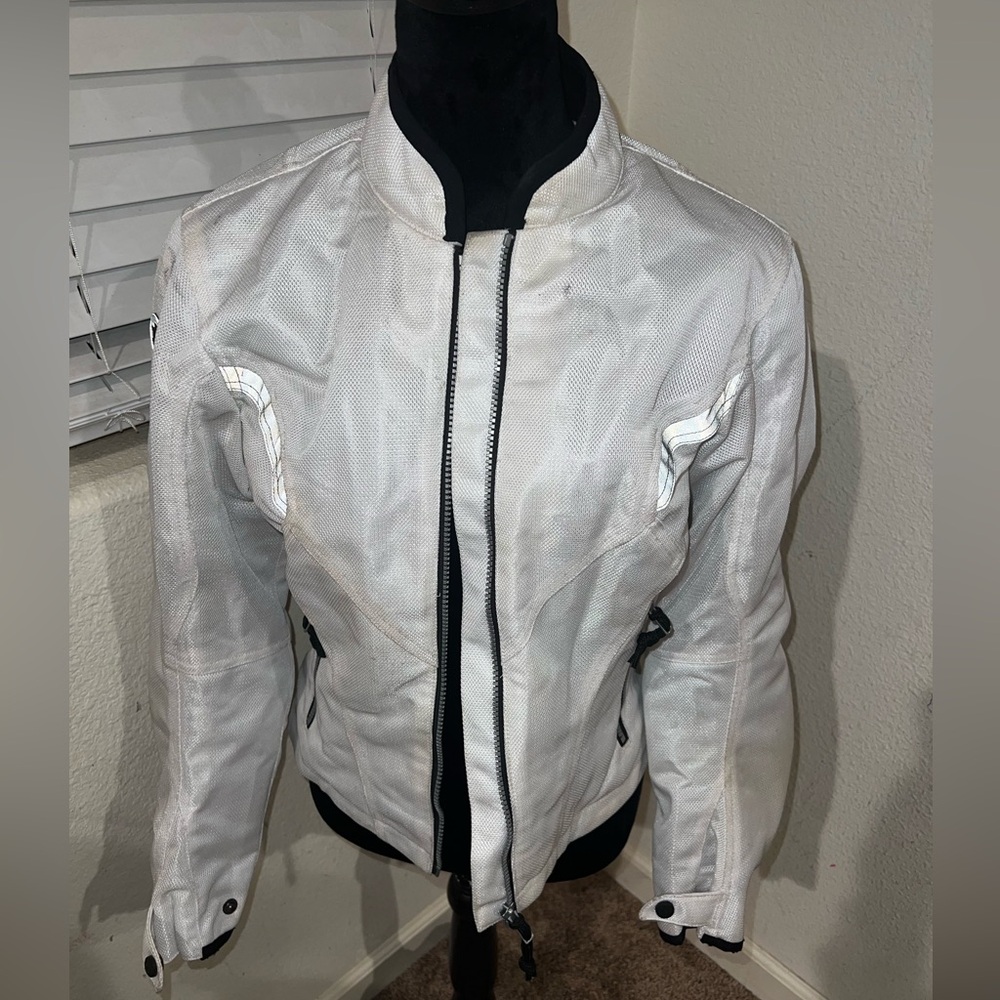 White mesh motorcycle jacket with armor‎